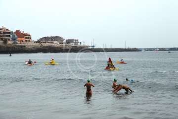 Alberto Rdríguez e Isabel Navarro triunfan en la XVII Travesía a Nado de Salinetas (Foto TA)